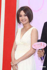 组图：杨丞琳出席新戏首映会 “醉”爱张孝全