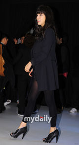 组图：f(x)朴时妍等参加时尚活动 性感美艳华丽PK