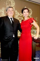 高清图：钟楚红为珠宝店剪彩 着红色礼服变公主