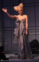 高清组图：LADY GAGA雷人蝴蝶结发型亮相音乐会