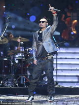 组图：张震岳热狗献唱金曲奖 嗨爆全场