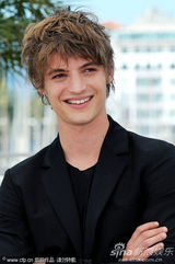 幻灯：《爱，想象》记者会 女主角夸张吐舌做鬼脸