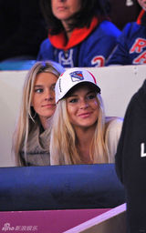 幻灯图集：林赛-罗韩携好友观看冰上曲棍球比赛