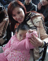 幻灯图集：叶一茜雾天送温暖 爱心妈妈真情感人