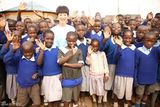 组图：海清非洲慈善之旅 探访贫民窟与儿童互动