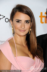 电影《重生》首映 佩内洛普粉裙秀丰腴身段