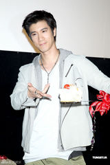 高清图：王力宏帅气现身新片活动 切蛋糕庆功