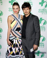 组图：米兰达可儿携夫秀恩爱 频放电双腿充血