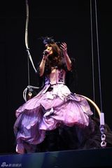 组图：周笔畅上海巡演泪洒舞台 万人K场合唱  