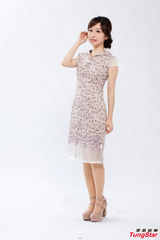 组图：吴丹妮淑女气质照曝光 手拿红包卖萌