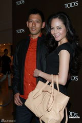 组图：杨紫琼与前夫之女有说有笑 称祝福梁洛施