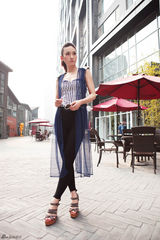 组图：董玥化身时尚女孩 随性街拍尽显潮范儿