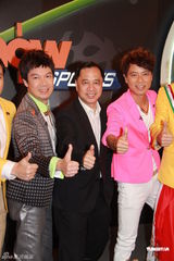 组图：李克勤粉红西装现身主持足球节目