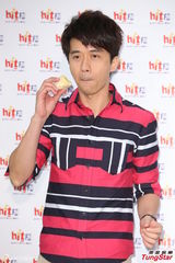 组图：光良亲手喂粉丝吃榴莲 被品冠催结婚生子