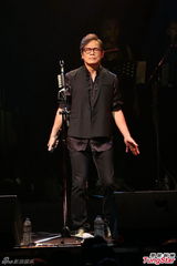 组图：罗大佑登台献唱经典 歌迷如痴如醉