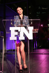 组图：米兰达-可儿穿蓝色印花西装短裤秀长腿