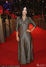 组图：知名女摄影师安娜-菲舍长裙高雅