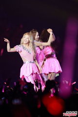 组图：少女时代香港开唱 劲歌热舞齐秀美腿