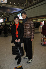 组图：周润发携妻出行 机场亲民合影笑容满面