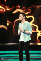 组图：《演说家》乐嘉拥吻清纯女大学生