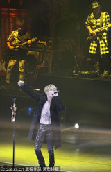 组图：金在中南京火热开唱 赤裸上身大方秀纹身