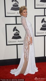 组图：56届格莱美红毯 泰勒透视麦当娜反串绅士