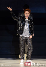 组图：SHINee与EXO-K亮相时尚活动变T台模特