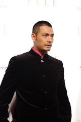 组图：邵兵英气亮相时尚活动 复古装扮成亮点