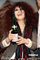 幻灯图：欧阳菲菲6年后再开唱 延时开场惹混乱