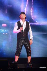 组图：侧田红馆火爆开唱 杨千嬅古巨基齐捧场 