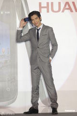 组图：萧敬腾代言手机 “省话一哥”上演表情秀