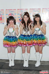 组图：SKE48三成员彩衣俏皮 唱跳卖力展热情