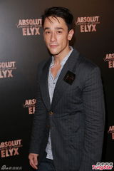 组图：吴千语自认酒量浅 否认与男友林峰同居