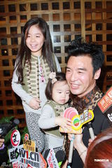 组图：钟镇涛生日携女亮相派对 谭咏麟叶童现身