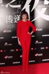 组图：2012新浪微博之夜红毯-关之琳性感露背
