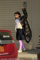 组图：小苏瑞穿皮草上学 没人伺候穿衣超上火