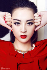 组图：刘梓娇写真贵气十足 彰显冷艳女王气质