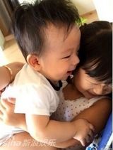 组图：陈浩民妻子晒儿女照 姐弟情深呆萌可爱