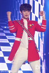 组图：韩星IU回归新曲夺冠 嘉熙性感露蛮腰