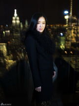 组图：秦岚夜色漫步光影交错魅力动人