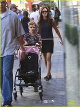 组图：辣妹带4子女出游 布鲁克林抱妹妹帅气成熟