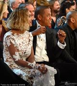 组图：碧昂斯献唱格莱美 与老公JayZ当台亲吻