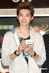 幻灯图：辰亦儒炎亚纶为日本职棒站台 分享糗事