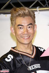 组图：任贤齐欲包岛补婚礼 感谢女友一路相陪