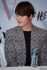 组图：金宇彬上海会粉丝 最想合作成龙章子怡