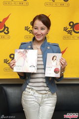 组图：李玟商台宣传新碟 收录结婚歌送歌迷