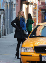 高清组图：布莱克-弗莱利街拍LOOK大衣围巾保暖