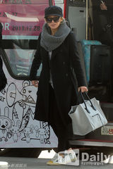 组图：少女时代赴华宣传黑白搭现身机场