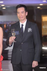 组图：陈法拉自曝情人节搞笑 陈豪与女友温馨过节