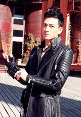 组图：马文龙长款机车服写真演绎硬朗之风